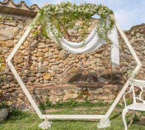 Arche hexagonale en bois décorée pour cérémonie laïque et mariage bohème chic