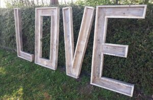 lettres géantes LOVE en bois en location WeLocation Vendée