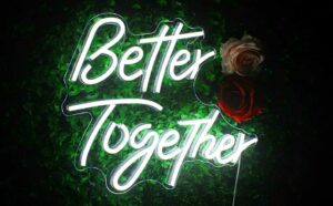 Néon Better Together blanc chaud sur fond végétal – location WeLocation Vendée