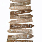 panneau directionnel mariage en bois en location WeLocation Vendée