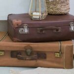 Valises vintage anciennes en cuir et bois pour décoration mariage ou photobooth rétro