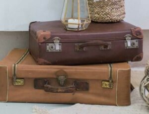 Valises vintage anciennes en cuir et bois pour décoration mariage ou photobooth rétro