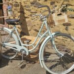 Vélo vintage en métal décoratif avec panier fleuri pour mariage ou événement champêtre