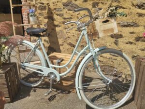 Vélo vintage en métal décoratif avec panier fleuri pour mariage ou événement champêtre