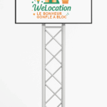 Écran TV 164 cm monté sur pied, idéal pour diffusion vidéo, diaporama ou habillage d’événement