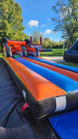 Bungee Run gonflable en location en Vendée avec pistes orange et bleue pour duel élastique