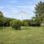 Installation de guirlandes guinguette sur mâts WeLocation