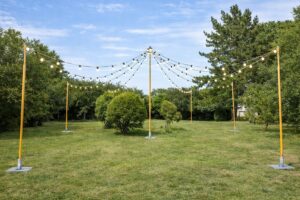 Installation de guirlandes guinguette sur mâts WeLocation