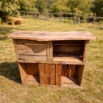 Bar en caisses à pommes en bois pour mariage champêtre en Vendée