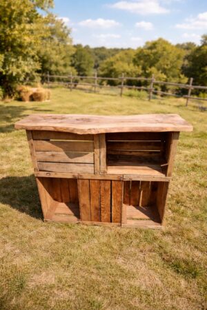 Bar en caisses à pommes en bois pour mariage champêtre en Vendée