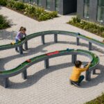 Circuit à billes géant en location en Vendée avec enfants jouant autour du parcours
